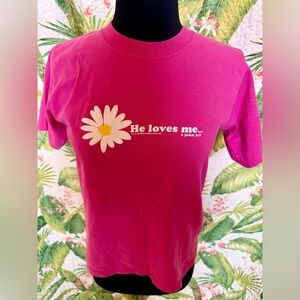 Bible Verse “He loves me” Christian Pink Youth Large T-Shirt with Daisy Graphic